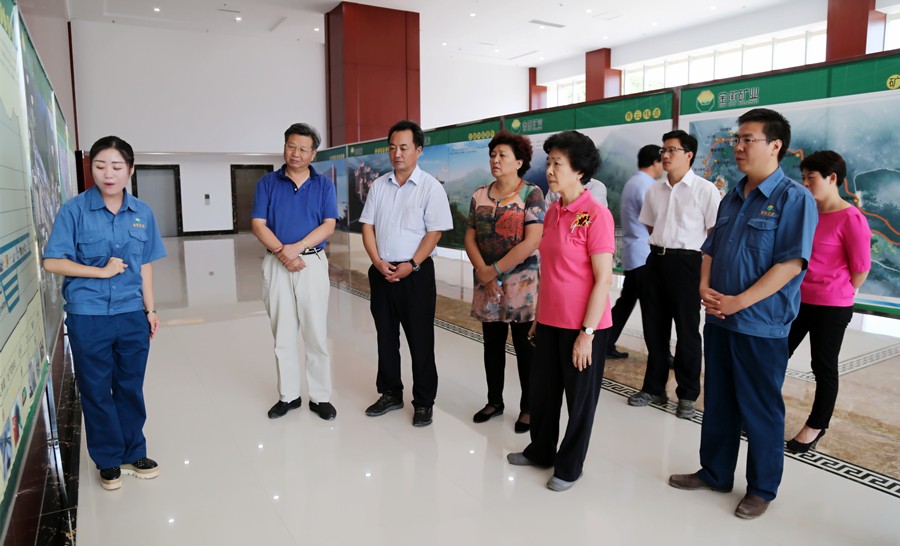 1-2015年8月，全國政協(xié)副主席、中國科學(xué)院院士王志珍一行蒞臨金徽股份調(diào)研。.jpg