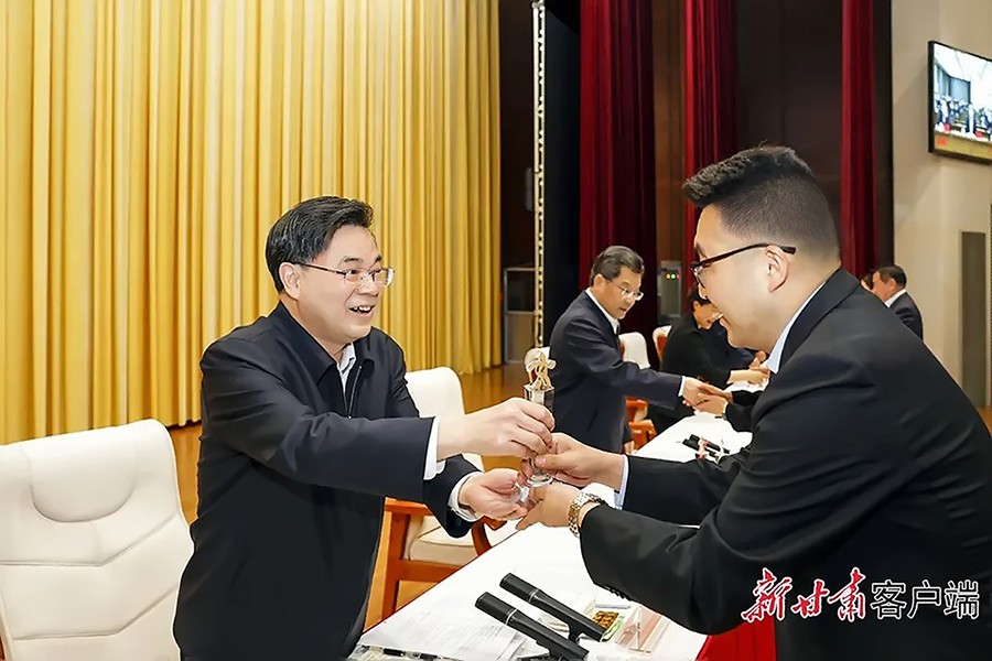 2-2023年5月，省委書記、省人大常委會主任胡昌升為金徽礦業(yè)旅游景區(qū)授“全省文化旅游發(fā)展突出貢獻(xiàn)集體獎(jiǎng)”。.jpg