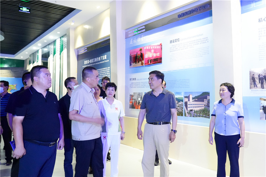 12-2022年8月，省委常委、省委統(tǒng)戰(zhàn)部長孫雪濤帶領(lǐng)帶領(lǐng)全省黨外代表人士考察團(tuán)蒞臨金徽股份調(diào)研指導(dǎo)。.jpg
