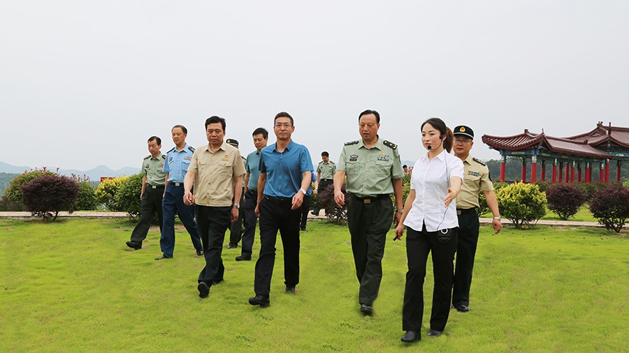 17-2020年7月，省委常委、省軍區(qū)司令員王文清蒞臨金徽股份調(diào)研企業(yè)編兵和綠色礦山建設(shè)工作是表示：金徽股份將民兵作為企業(yè)應(yīng)急救援力量的一員，充分發(fā)揮了民兵作用，立起了在企業(yè)編兵的標(biāo)桿。.jpg