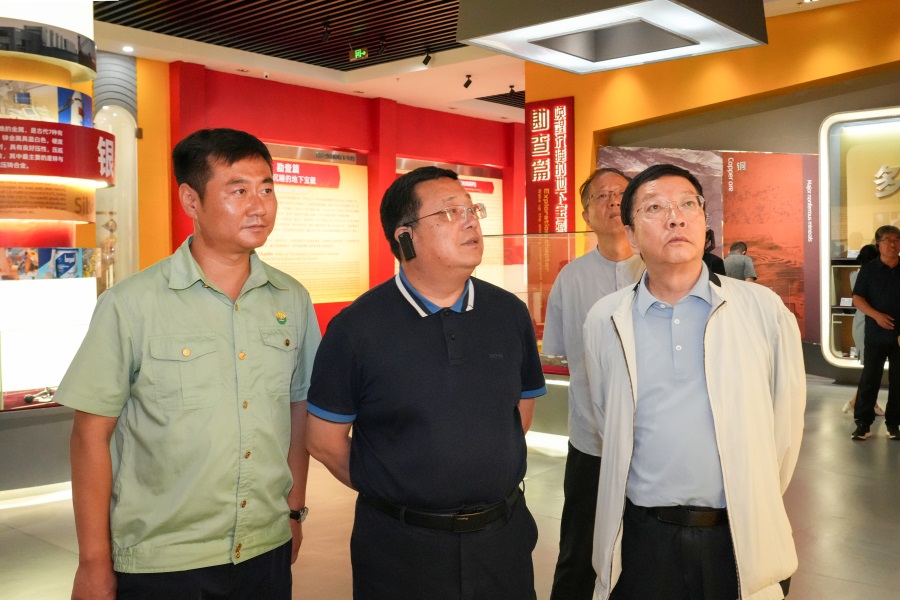 2024.06.23全國政協(xié)委員、 陜西省政協(xié)副主席、民建陜西省委會主委李忠民蒞臨金徽股份調(diào)研.jpg