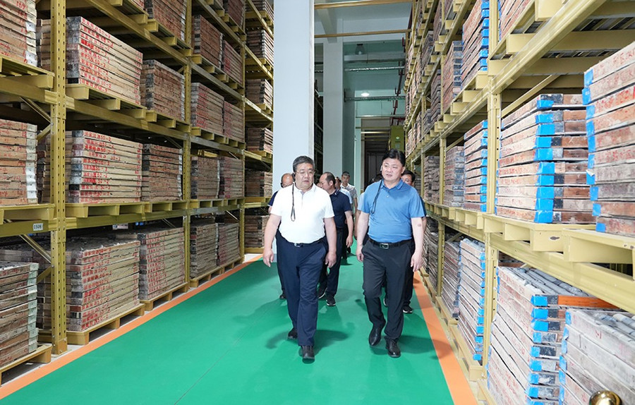 51-2022年6月，省農(nóng)業(yè)農(nóng)村廳一級巡視員朱寶瑩蒞臨金徽股份調(diào)研綠色礦山建設(shè)工作。.jpg
